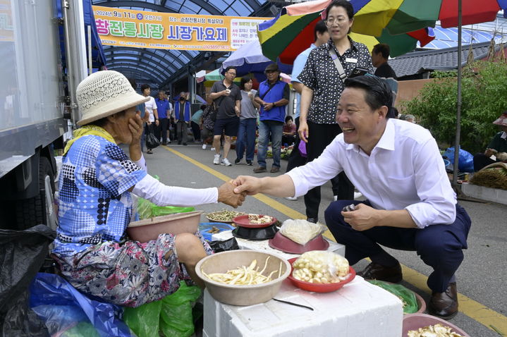 추석 명절을 맞아 11일 전통시장 장보기행사에 나선 최영일 순창군수가 한 좌판상인과 함께 반갑게 인사하고 있다. *재판매 및 DB 금지