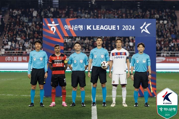 [서울=뉴시스] 프로축구 K리그1 포항스틸러스의 완델손과 수원FC의 최규백. (사진=한국프로축구연맹 제공) *재판매 및 DB 금지