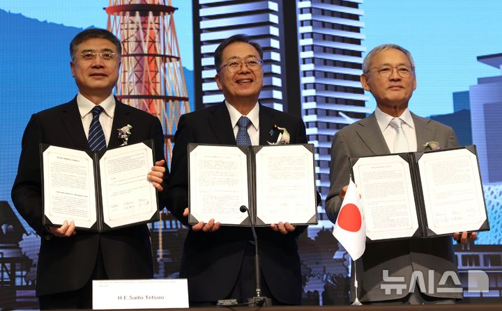 [서울=뉴시스] 한·중·일 3국이 2030년 '인적교류 4000만명 달성 계획을 담은 공동선언문을 채택했다. 왼쪽부터 장정 중국 문화여유부 부부장, 사이토 테츠오 일본 국토교통성 대신, 유인촌 문화체육관광부 장관. (사진=문체부 제공) photo@newsis.com *재판매 및 DB 금지