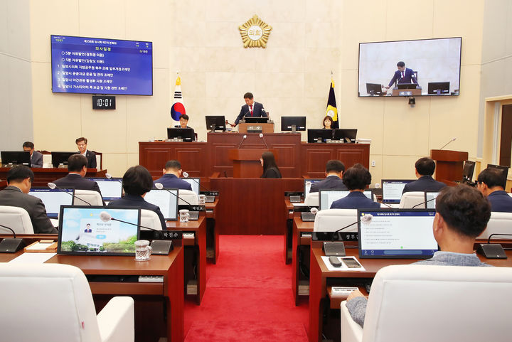 [밀양=뉴시스] 안지율 기자 =제258회 임시회 제2차 본회의를 폐회하고 있다. (사진=밀양시의회 제공) 2024.09.11. photo@newsis.com *재판매 및 DB 금지