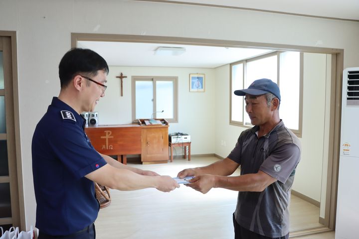 [거창=뉴시스] 거창구치소 거창구치소 성산마을 성금 전달 *재판매 및 DB 금지 *재판매 및 DB 금지