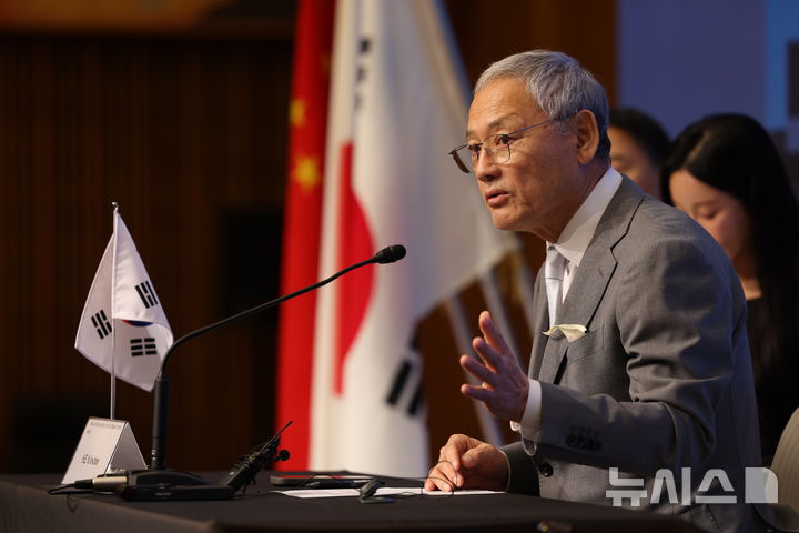 [서울=뉴시스] 유인촌 문화체육관광부 장관이 지난 11일 한·중·일 관광장관회의가 끝난 직후 기자회견을 하고 있다.