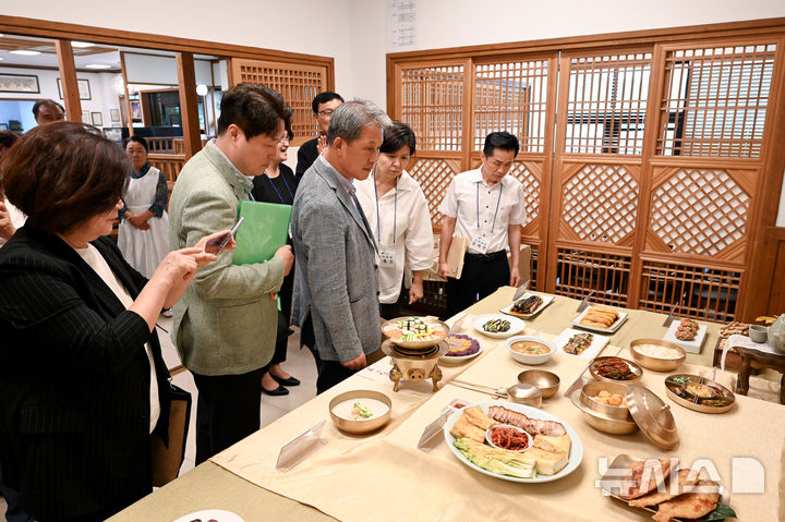 [여주=뉴시스]여주시 음식명인 심의위원들이 현장 실사를 하고 있다.(사진제공=여주시)