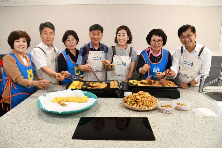 [수원=뉴시스] 추석 맞이 밑반찬 나눔 행사. (사진=경기농협 제공) *재판매 및 DB 금지