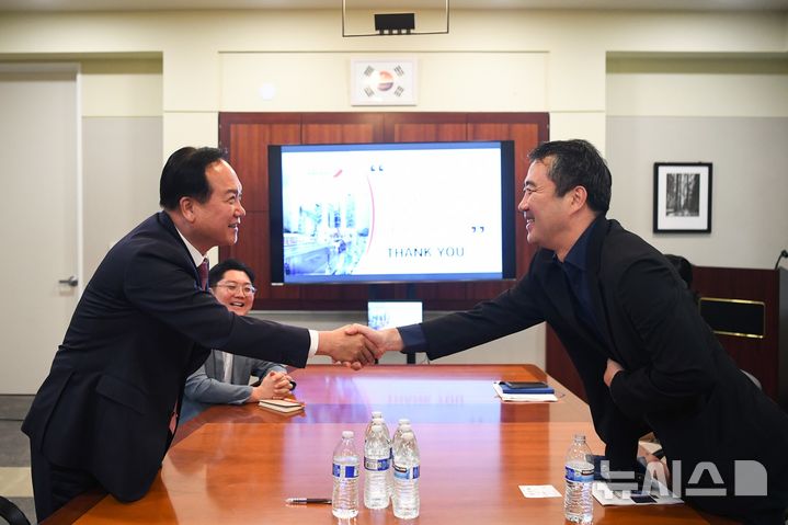 [오산=뉴시스] 이권재 시장이 권오형 코트라 실리콘밸리 무역관장과 인사를 나누고 있다. (사진 = 오산시 제공) 2024.09.11.photo@newsis.com 