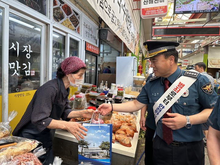 [거창=뉴시스] 거창경찰서 거창경찰서 추석 대비 합동 범죄예방활동 *재판매 및 DB 금지 *재판매 및 DB 금지