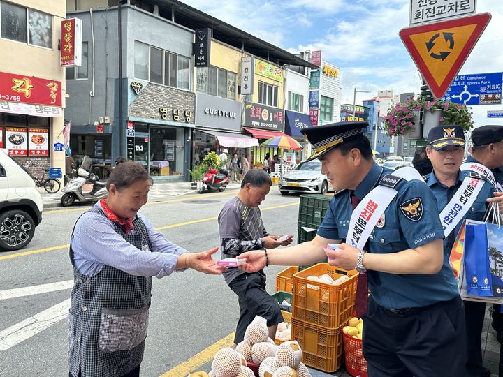 [거창=뉴시스] 거창군청 거창경찰서 추석 대비 합동 범죄예방활동 *재판매 및 DB 금지  *재판매 및 DB 금지