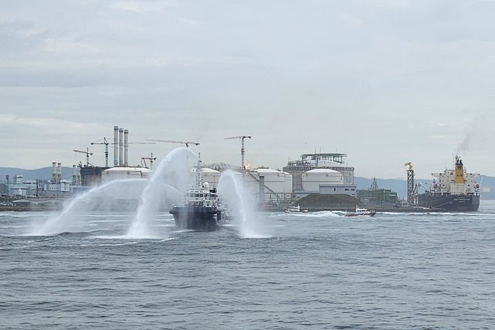 [부산=뉴시스] 11일 연료(LNG)유출로 인한 화재 사고를 가정해 실전 중심의 현장 대응 훈련이 진행되고 있다. (사진=남해지방해양경찰청 제공) 2024.09.11. photo@newsis.com *재판매 및 DB 금지