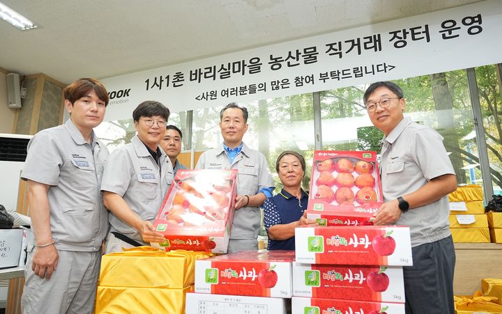 [금산=뉴시스] 한국타이어앤테크놀로지가 11일부터 13일까지 충남 금산 제원면 금산공장에서 1사1촌(1社1村) 마을인 바리실마을과 함께 '추석맞이 농∙특산물 직거래장터'를 운영한다. (사진=한국타이어 제공) 2024.09.12. photo@newsis.com *재판매 및 DB 금지