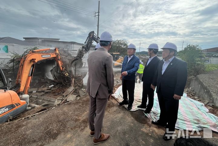 [창원=뉴시스] 이상민(왼쪽 두 번째) 행정안전부 장관이 11일 경남 고성군 빈집 철거현장을 방문해 관계자와 얘기하고 있다.(사진=경남도 제공)2024.09.11.photo@newsis.com