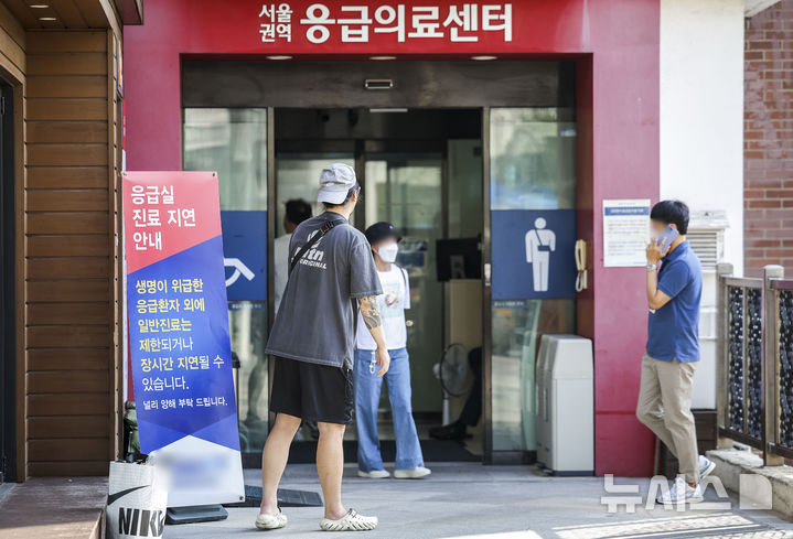 [서울=뉴시스] 정병혁 기자 = 서울의 대학병원 응급의료센터 앞에서 보호자들이 대기하고 있다. 2024.09.11. jhope@newsis.com