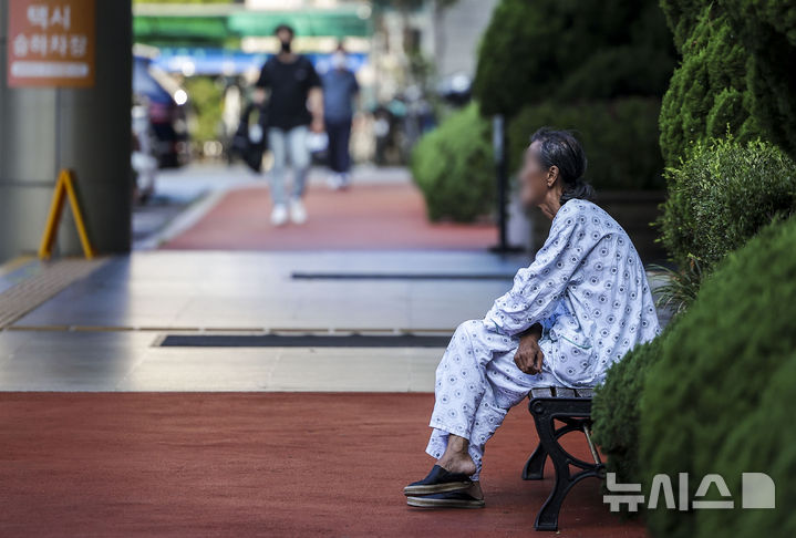 [서울=뉴시스] 정병혁 기자 = 환자와 보호자들은 진료할 수 있는 병원을 찾아 돌아다니는, 이른바 '응급실 뺑뺑이'를 겪고 있었다. 사진은 지난 11일 서울의 종합병원에서 한 환자가 휴식을 취하고 있는 모습. 정부가 추석 연휴에 응급실 환자가 몰리는 상황에 대비해 11일부터 25일까지 2주간 '추석 명절 비상 응급 대응 주간'을 운영한다. 2024.09.16. jhope@newsis.com