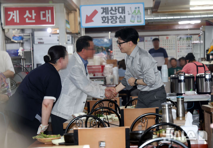 [부산=뉴시스] 하경민 기자 = 한동훈 국민의힘 대표가 11일 부산 금정구 서동미로시장 내 돼지국밥집을 방문, 시민들과 인사하고 있다. 2024.09.11. yulnetphoto@newsis.com