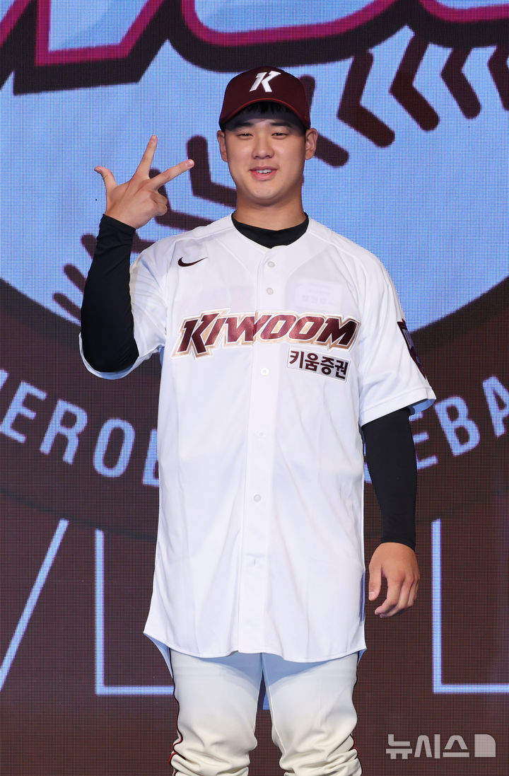 [서울=뉴시스] 김금보 기자 = 11일 오후 서울 송파구 롯데호텔월드에서 열린 '2025 KBO 신인 드래프트'에서 키움 히어로즈 1라운드 1순위 지명된 덕수고 정현우가 포즈를 취하고 있다. 2024.09.11. kgb@newsis.com