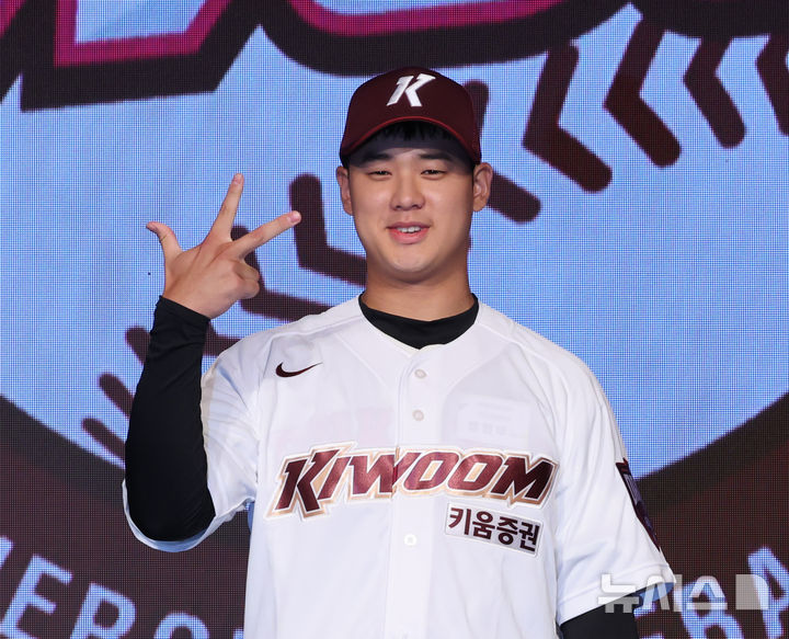 [서울=뉴시스] 김금보 기자 = 11일 오후 서울 송파구 롯데호텔월드에서 열린 '2025 KBO 신인 드래프트'에서 키움 히어로즈 1라운드 1순위 지명된 덕수고 정현우가 포즈를 취하고 있다. 2024.09.11. kgb@newsis.com