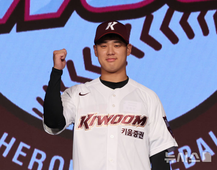 [서울=뉴시스] 김금보 기자 = 11일 오후 서울 송파구 롯데호텔월드에서 열린 '2025 KBO 신인 드래프트'에서 키움 히어로즈 1라운드 1순위 지명된 덕수고 정현우가 포즈를 취하고 있다. 2024.09.11. kgb@newsis.com