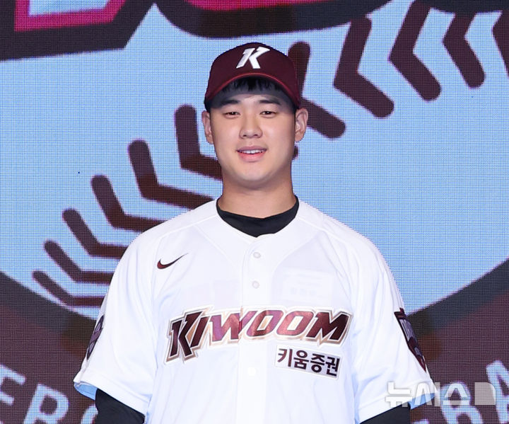 [서울=뉴시스] 김금보 기자 = 11일 오후 서울 송파구 롯데호텔월드에서 열린 '2025 KBO 신인 드래프트'에서 키움 히어로즈 1라운드 1순위 지명된 덕수고 정현우가 포즈를 취하고 있다. 2024.09.11. kgb@newsis.com