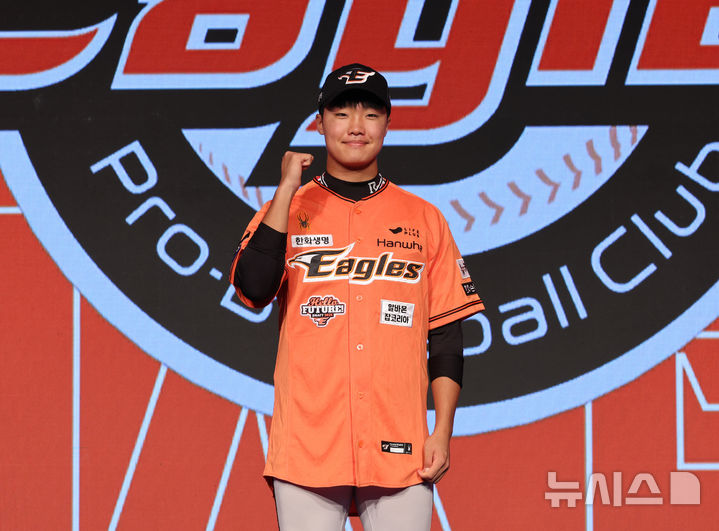 [서울=뉴시스] 김금보 기자 = 11일 오후 서울 송파구 롯데호텔월드에서 열린 '2025 KBO 신인 드래프트'에서 한화 이글스 1라운드 지명된 전주고 정우주가 포즈를 취하고 있다. 2024.09.11. kgb@newsis.com