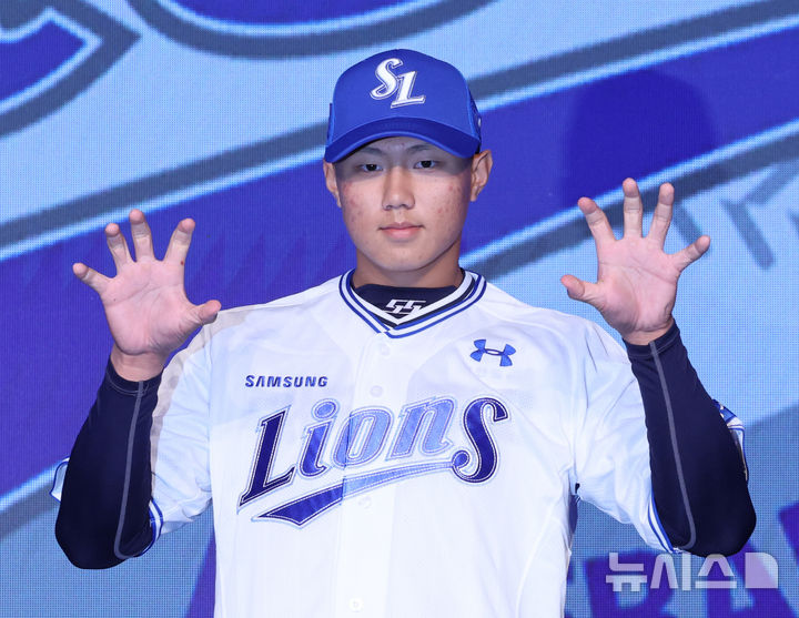 [서울=뉴시스] 김금보 기자 = 11일 오후 서울 송파구 롯데호텔월드에서 열린 '2025 KBO 신인 드래프트'에서 삼성 라이온즈 1라운드 지명된 대구고 배찬승이 포즈를 취하고 있다. 2024.09.11. kgb@newsis.com