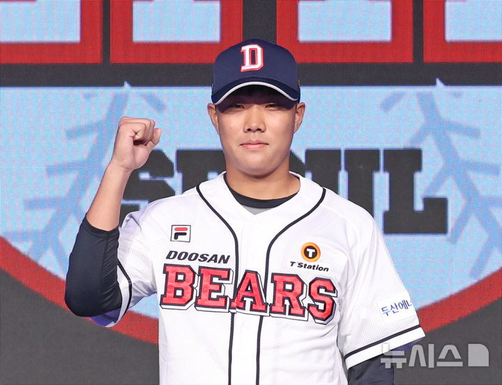 [서울=뉴시스] 김금보 기자 = 11일 오후 서울 송파구 롯데호텔월드에서 열린 '2025 KBO 신인 드래프트'에서 두산 베어스 1라운드 지명된 덕수고 박준순이 포즈를 취하고 있다. 2024.09.11. kgb@newsis.com