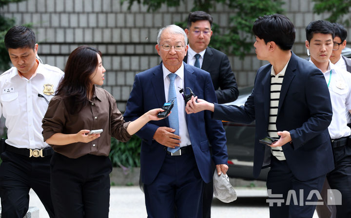 [서울=뉴시스] 전신 기자 = 사법행정권 남용 의혹으로 1심에서 무죄를 선고받은 양승태 전 대법원장이 11일 서울 서초구 서울고등법원에서 열린 항소심 첫 재판에 출석하고 있다. 2024.09.11. photo1006@newsis.com