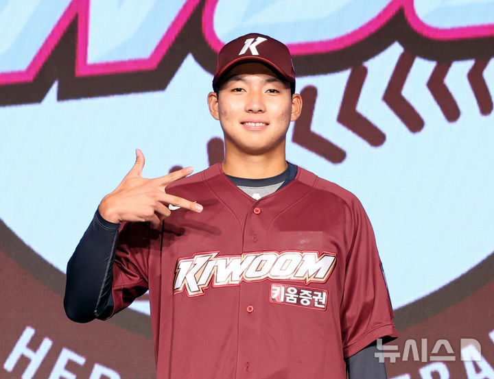 [서울=뉴시스] 김금보 기자 = 11일 오후 서울 송파구 롯데호텔월드에서 열린 '2025 KBO 신인 드래프트'에서 키움 히어로즈 1라운드 7순위 지명된 충훈고 김서준이 포즈를 취하고 있다. 2024.09.11. kgb@newsis.com