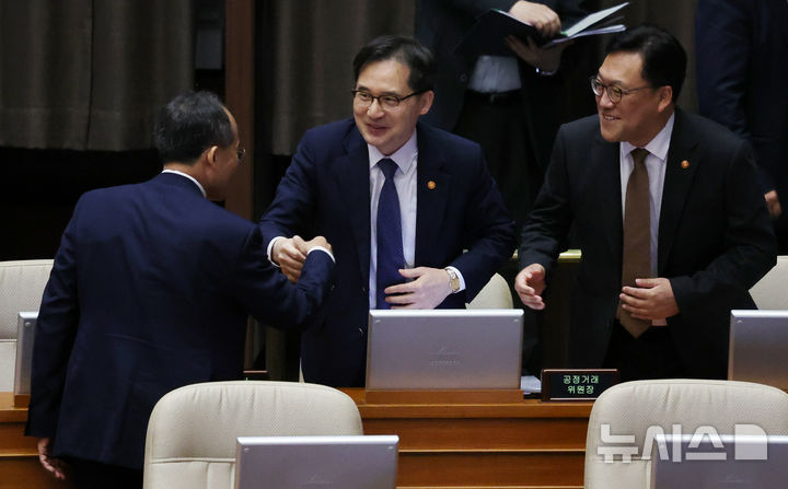 [서울=뉴시스] 조성우 기자 = 추경호(왼쪽) 국민의힘 원내대표가 11일 오후 서울 여의도 국회에서 열린 제418회국회(정기회) 제6차 본회의 대정부질문(경제)에서 한기정(가운데) 공정거래위원장, 김병환 금융위원장과 인사하고 있다. 2024.09.11. xconfind@newsis.com