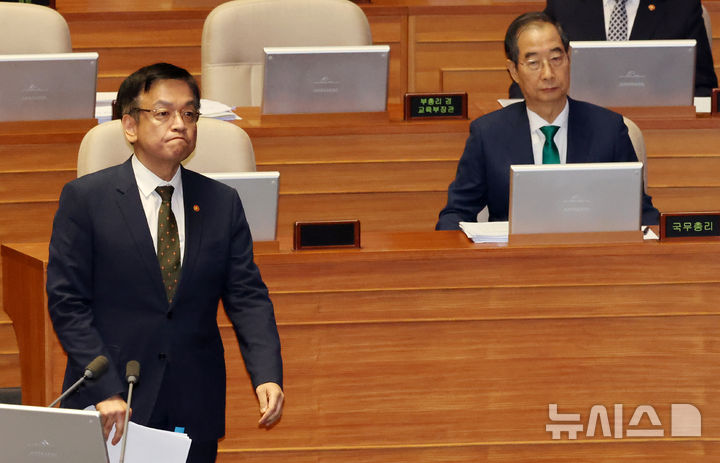 [서울=뉴시스] 조성우 기자 = 최상목(왼쪽) 경제부총리 겸 기획재정부 장관이 11일 오후 서울 여의도 국회에서 열린 제418회국회(정기회) 제6차 본회의 대정부질문(경제)에서 이언주 더불어민주당 의원 질의에 답변하기 위해 발언대로 향하고 있다. 오른쪽은 한덕수 국무총리. 2024.09.11. xconfind@newsis.com