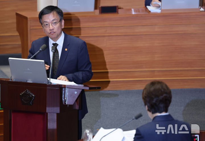 [서울=뉴시스] 조성우 기자 = 최상목 경제부총리 겸 기획재정부 장관이 11일 오후 서울 여의도 국회에서 열린 제418회국회(정기회) 제6차 본회의 대정부질문(경제)에서 이언주 더불어민주당 의원 질의에 답변하고 있다. 2024.09.11. xconfind@newsis.com