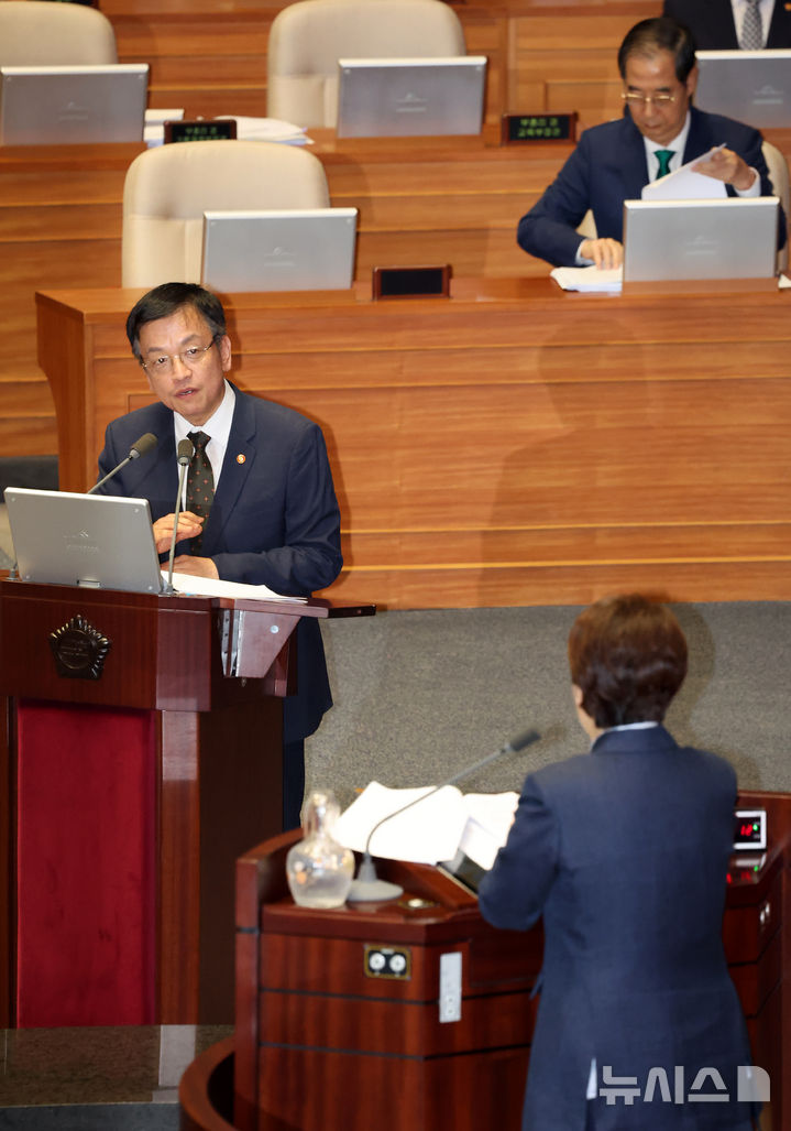 [서울=뉴시스] 조성우 기자 = 최상목 경제부총리 겸 기획재정부 장관이 11일 오후 서울 여의도 국회에서 열린 제418회국회(정기회) 제6차 본회의 대정부질문(경제)에서 이언주 더불어민주당 의원 질의에 답변하고 있다. 2024.09.11. xconfind@newsis.com