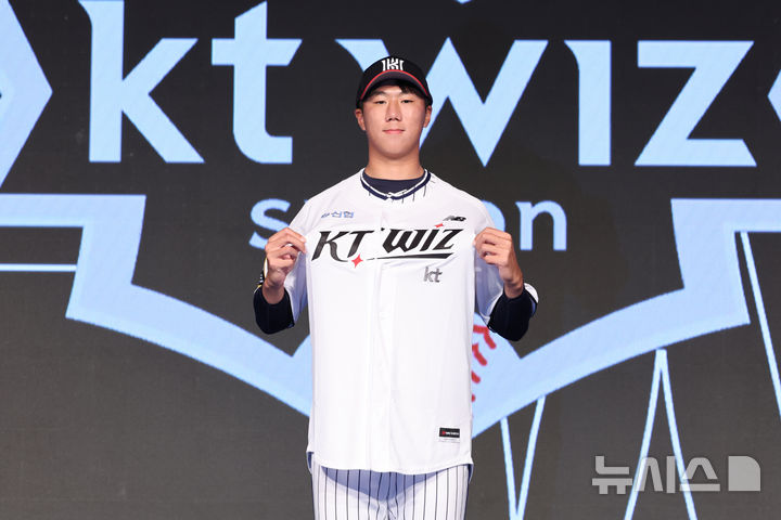 [서울=뉴시스] 김금보 기자 = 11일 오후 서울 송파구 롯데호텔월드에서 열린 '2025 KBO 신인 드래프트'에서 kt 위즈 1라운드 지명된 서울고 김동현이 포즈를 취하고 있다. 2024.09.11. kgb@newsis.com