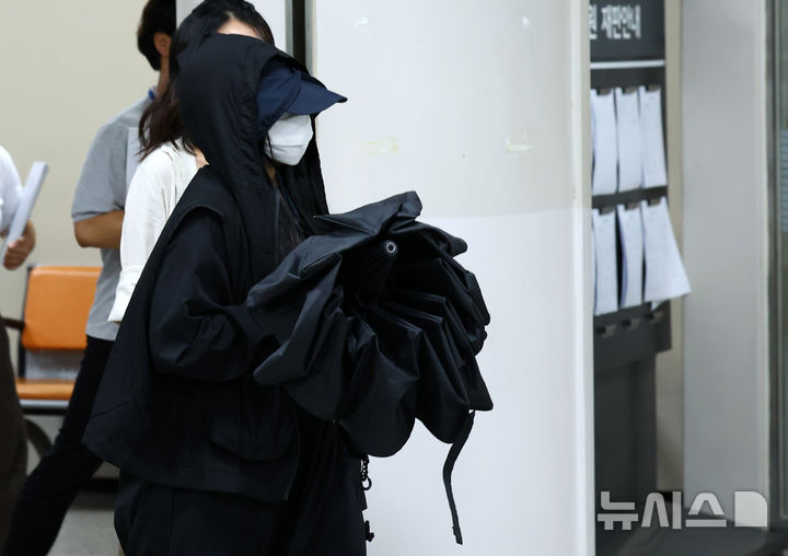 [서울=뉴시스] 전신 기자 = 사진은 유튜브 채널 '탈덕수용소' 운영자가 지난해 9월 서울 서초구 서울중앙지방법원에서 열린 '강다니엘 명예훼손' 사건 1심 선고 공판에서 벌금 1000만원을 선고 받은 뒤 법원을 나서고 있는 모습. 2024.09.11. photo1006@newsis.com