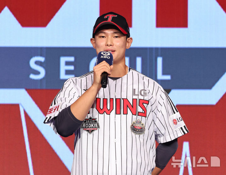 [서울=뉴시스] 김금보 기자 = 11일 오후 서울 송파구 롯데호텔월드에서 열린 '2025 KBO 신인 드래프트'에서 LG 트윈스 1라운드 지명된 서울고 김영우가 소감을 말하고 있다. 2024.09.11. kgb@newsis.com