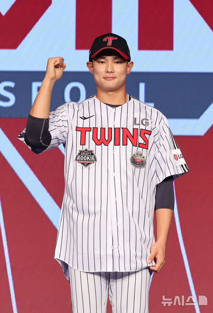 [서울=뉴시스] 김금보 기자 = 11일 오후 서울 송파구 롯데호텔월드에서 열린 '2025 KBO 신인 드래프트'에서 LG 트윈스 1라운드 지명된 서울고 김영우가 포즈를 취하고 있다. 2024.09.11. kgb@newsis.com