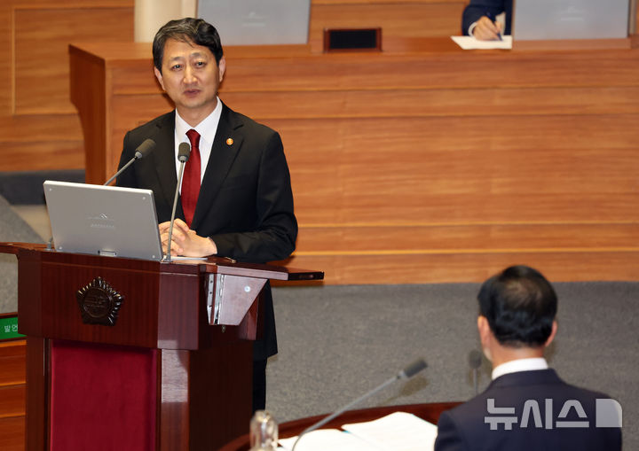 [서울=뉴시스] 조성우 기자 = 안덕근 산업통상자원부 장관이 11일 오후 서울 여의도 국회에서 열린 제418회국회(정기회) 제6차 본회의 대정부질문(경제)에서 이종배 국민의힘 의원 질의에 답변하고 있다. 2024.09.11. xconfind@newsis.com