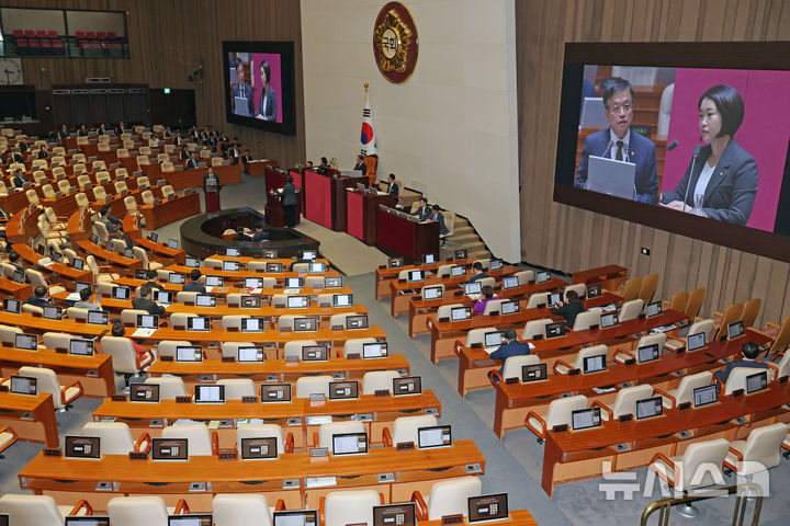 [서울=뉴시스] 조성우 기자 = 이소영 더불어민주당 의원이 11일 오후 서울 여의도 국회에서 열린 제418회국회(정기회) 제6차 본회의 대정부질문(경제)에서 최상목 경제부총리 겸 기획재정부 장관에게 질의하는 가운데 다수 의석이 비어 있다. 2024.09.11. xconfind@newsis.com