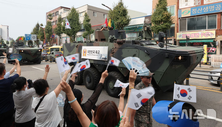 [인천=뉴시스] 전진환 기자 = 11일 오후 인천 중구 동인천역 인근에서 해병대 장병들이 제74주년 인천상륙작전 기념 시가행진을 하고 있다.  2024.09.11. amin2@newsis.com