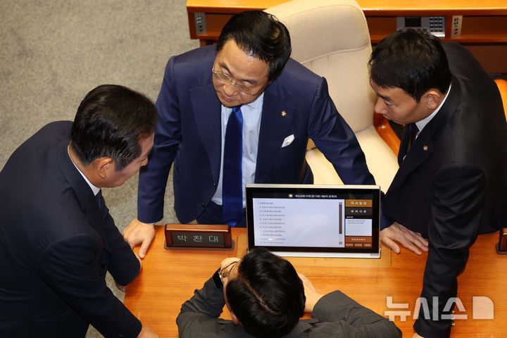 [서울=뉴시스] 조성봉 기자 = 박찬대 더불어민주당 원내대표가 11일 오후 서울 여의도 국회에서 열린 제418회국회(정기회) 제6차 본회의 대정부질문(경제)에서 정청래(왼쪽부터), 박성준, 김용민 의원과 대화하고 있다. 2024.09.11. suncho21@newsis.com