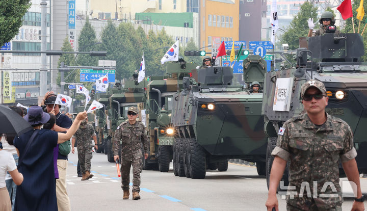 [인천=뉴시스] 전진환 기자 = 11일 오후 인천 중구 유동삼거리 인근에서 육군 17사단 기갑차량들이 제74주년 인천상륙작전 기념 시가행진을 하고 있다. 2024.09.11. amin2@newsis.com