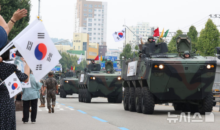 [인천=뉴시스] 전진환 기자 = 11일 오후 인천 중구 유동삼거리 인근에서 육군 17사단 기갑챠량들이 제74주년 인천상륙작전 기념 시가행진을 하고 있다.  2024.09.11. amin2@newsis.com