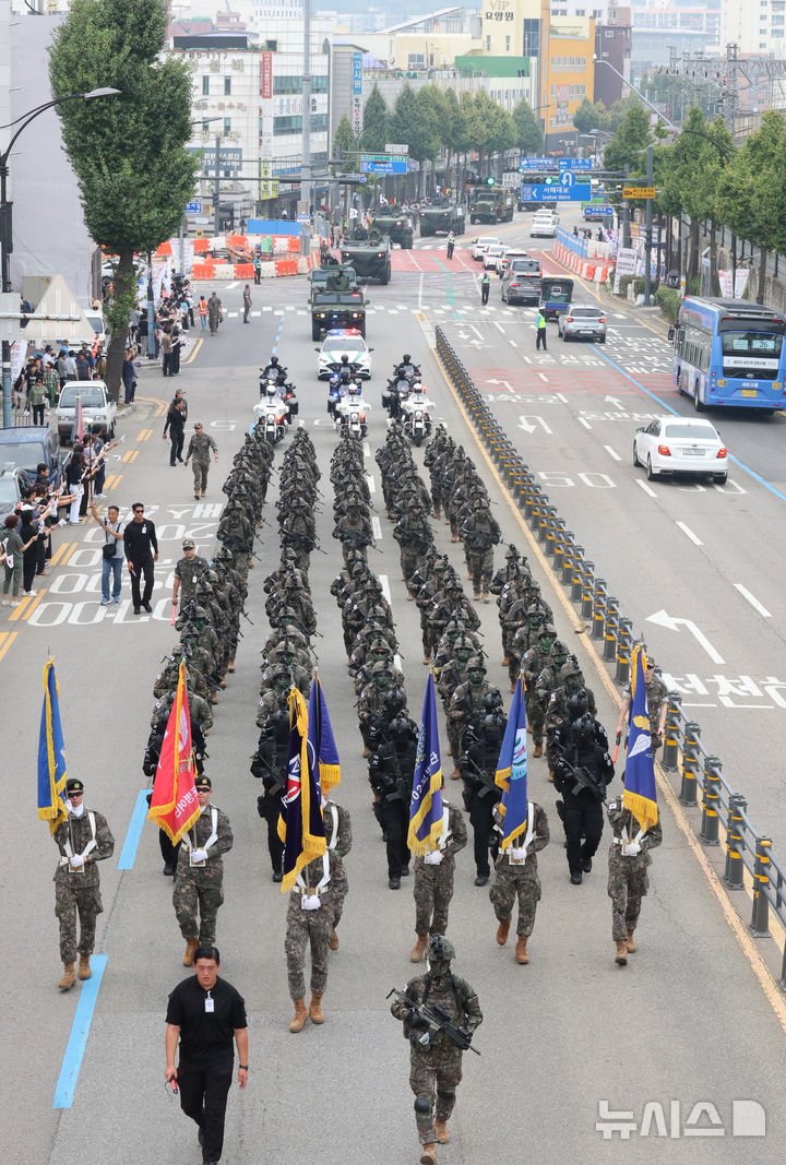 [인천=뉴시스] 전진환 기자 = 11일 오후 인천 중구 유동삼거리 인근에서 육군 17사단 장병들이 제74주년 인천상륙작전 기념 시가행진을 하고 있다.  2024.09.11. amin2@newsis.com