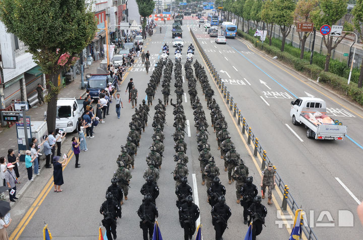 [인천=뉴시스] 전진환 기자 = 11일 오후 인천 중구 유동삼거리 인근에서 육군 17사단 장병들이 제74주년 인천상륙작전 기념 시가행진을 하고 있다.  2024.09.11. amin2@newsis.com