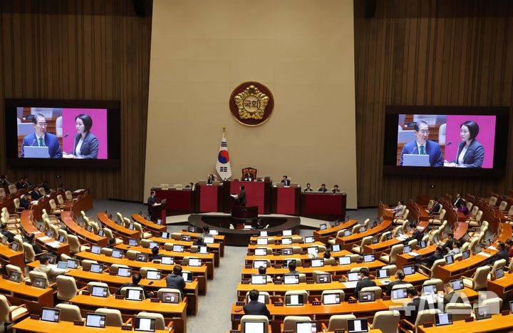 [서울=뉴시스] 조성봉 기자 = 이소영 더불어민주당 의원이 11일 오후 서울 여의도 국회에서 열린 제418회국회(정기회) 제6차 본회의 대정부질문(경제)에서 한덕수 국무총리에게 질의를 하고 있다. 2024.09.11. suncho21@newsis.com