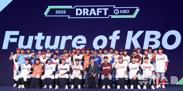 [서울=뉴시스] 김금보 기자 = 11일 오후 서울 송파구 롯데호텔월드에서 열린 '2025 KBO 신인 드래프트'에서 지명된 신인들이 기념촬영을 하고 있다. 2024.09.11. kgb@newsis.com