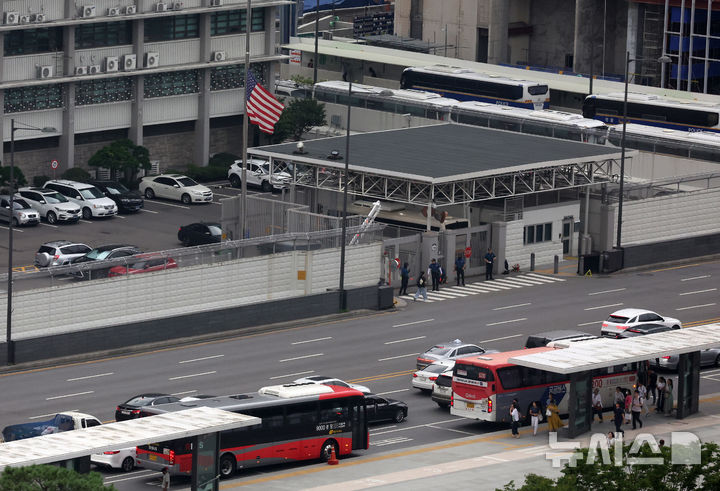 [서울=뉴시스] 배훈식 기자 = 미국 국무부가 전 세계 주재 대사관에 인력 감축 계획을 시작하도록 지시했다고 ABC뉴스가 12일(현지 시간) 보도했다. 사진은 서울 종로구 주한 미국대사관. (사진=뉴시스DB) 2025.02.13.. dahora83@newsis.com