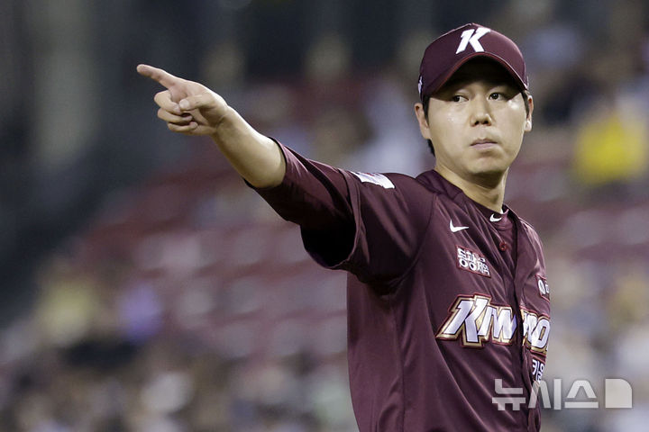 [서울=뉴시스] 최동준 기자 = 2024년 9월11일 서울 잠실야구장에서 열린 2024 KBO 리그 키움 히어로즈 대 LG 트윈스의 경기, 3회말 키움 선발 하영민 3루심에게 체크 스윙 판정 확인을 하고 있다. 2024.09.11. photocdj@newsis.com