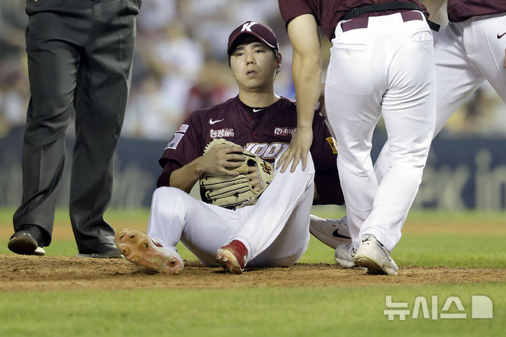 [서울=뉴시스] 최동준 기자 = 11일 서울 잠실야구장에서 열린 2024 KBO 리그 키움 히어로즈 대 LG 트윈스의 경기, 6회말 1사 만루 상황 키움 선발 하영민이 LG 문성주의 내야 타구를 맞고 괴로워하고 있다. 2024.09.11. photocdj@newsis.com