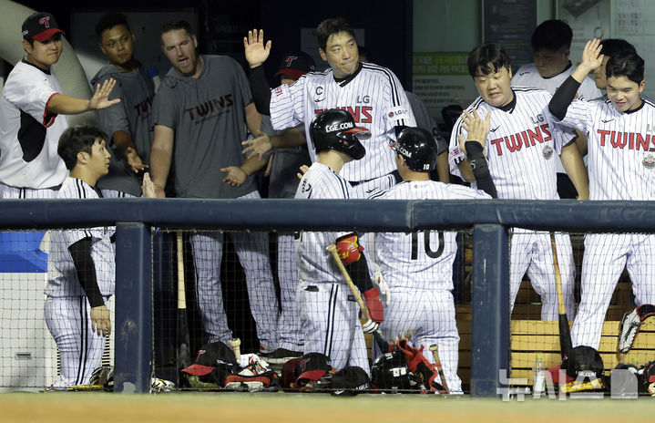 [서울=뉴시스] 최동준 기자 = 11일 서울 잠실야구장에서 열린 2024 KBO 리그 키움 히어로즈 대 LG 트윈스의 경기, 6회말 2사 만루 상황 LG 박해민의 적시타 때 득점한 오지환이 동료들과 하이파이브하고 있다. 2024.09.11. photocdj@newsis.com