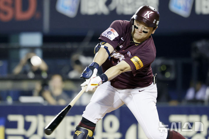 [서울=뉴시스] 최동준 기자 = 지난 9월11일 서울 잠실야구장에서 열린 2024 KBO 리그 키움 히어로즈 대 LG 트윈스의 경기, 7회초 무사 1, 2루 상황 키움 최주환이 1타점 적시타를 치고 있다. 2024.09.11. photocdj@newsis.com