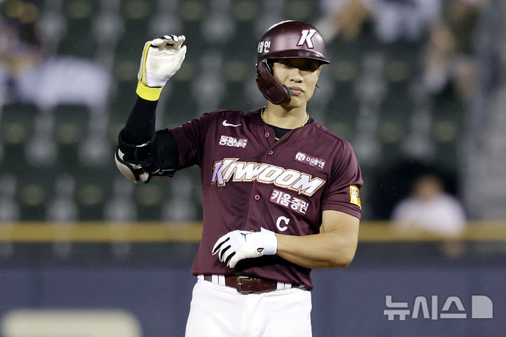 [서울=뉴시스] 최동준 기자 = 11일 서울 잠실야구장에서 열린 2024 KBO 리그 키움 히어로즈 대 LG 트윈스의 경기, 8회초 2사 만루 상황 키움 송성문이 3타점 적시타를 친 뒤 세리머니하고 있다. 2024.09.11. photocdj@newsis.com